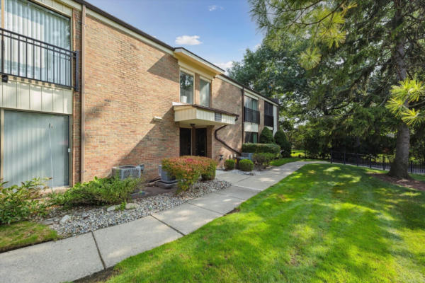 18302 UNIVERSITY PARK DR, LIVONIA, MI 48152 - Image 1